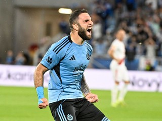 Tigran Barseghjan sa teší z gólu v zápase ŠK Slovan Bratislava - HŠK Zrinjski Mostar.