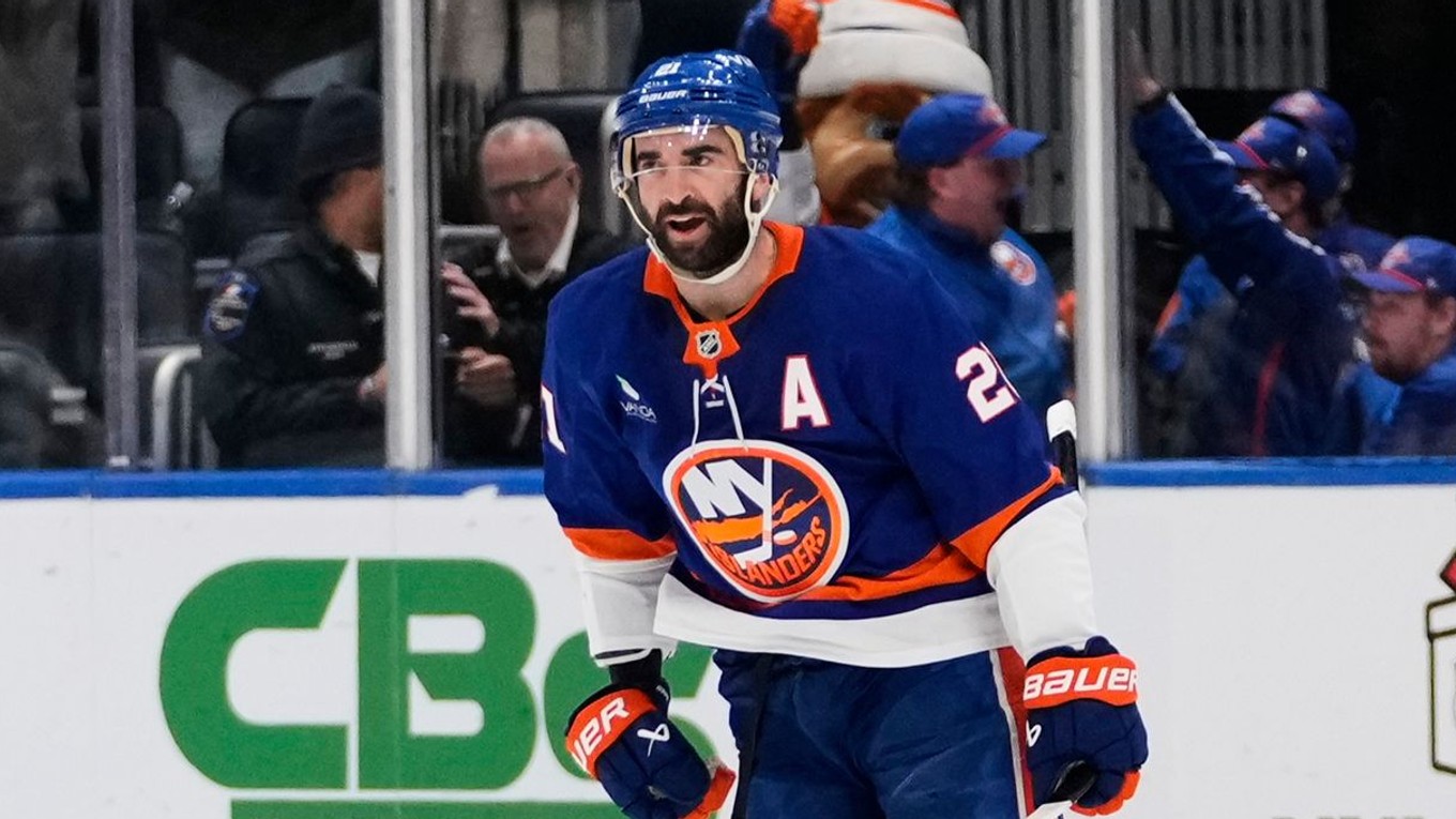 Na snímke je hokejista New Yorku Islanders Kyle Palmieri.