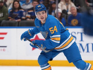 Slovenský hokejista Dalibor Dvorský v drese St. Louis Blues.
