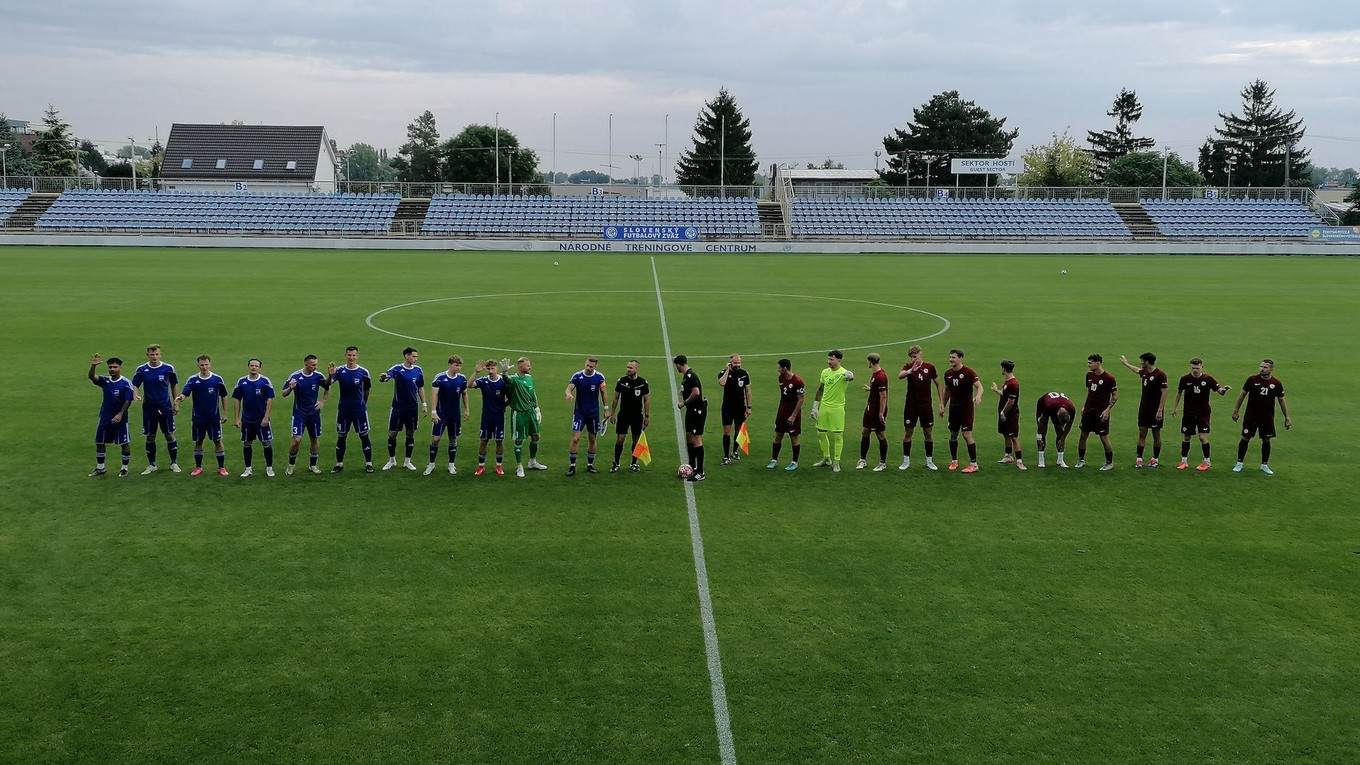 Nástup hráčov na prvé semifinále Regions Cupu.