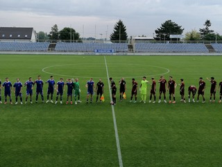 Nástup hráčov na prvé semifinále Regions Cupu.