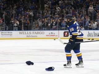 Nathan Walker strieľa hetrik.