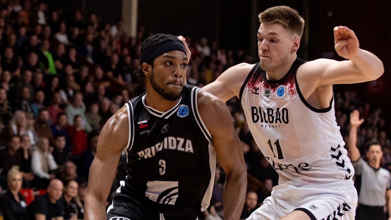 Na snímke zľava v súboji o loptu Keith Jordan (Prievidza) a Thijs De Ridder (Bilbao) v zápase 3. kola J-skupiny Európskeho pohára (EP) FIBA.