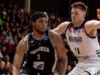 Na snímke zľava v súboji o loptu Keith Jordan (Prievidza) a Thijs De Ridder (Bilbao) v zápase 3. kola J-skupiny Európskeho pohára (EP) FIBA.