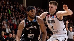 Na snímke zľava v súboji o loptu Keith Jordan (Prievidza) a Thijs De Ridder (Bilbao) v zápase 3. kola J-skupiny Európskeho pohára (EP) FIBA.