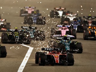 Veľká cena Bahrajnu v roku 2023. V popredí Charles Leclerc na Ferrari.