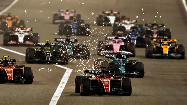 Veľká cena Bahrajnu v roku 2023. V popredí Charles Leclerc na Ferrari.