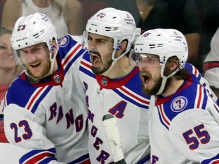 Hráči New Yorku Rangers oslavujú gól.