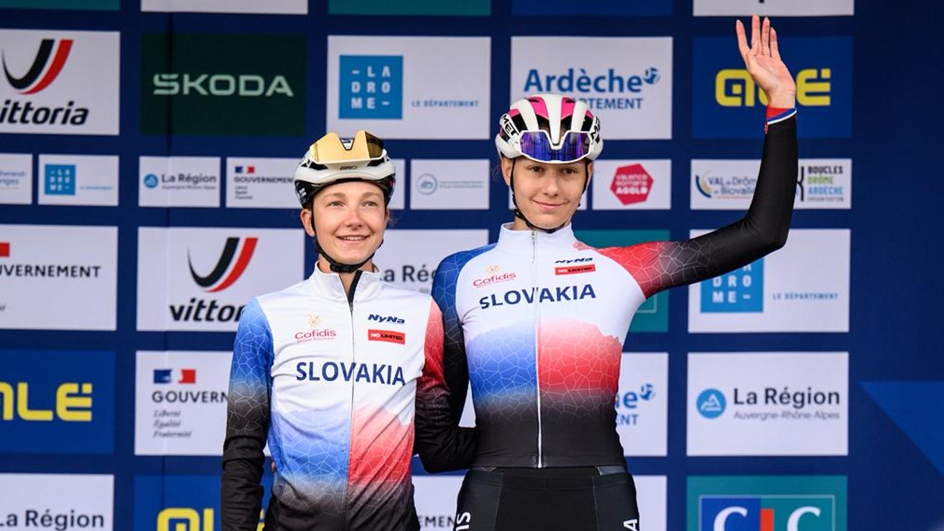 Viktória Chladoňová (vľavo) a Sofia Ungerová pred štartom pretekov U23 na ME v cyklistike 2025.