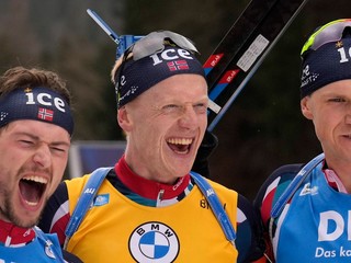 Nórski biatlonisti, zľava Sturla Holm Laegreid, Johannes Thingnes Bö a Vetle Sjaastad Christiansen.