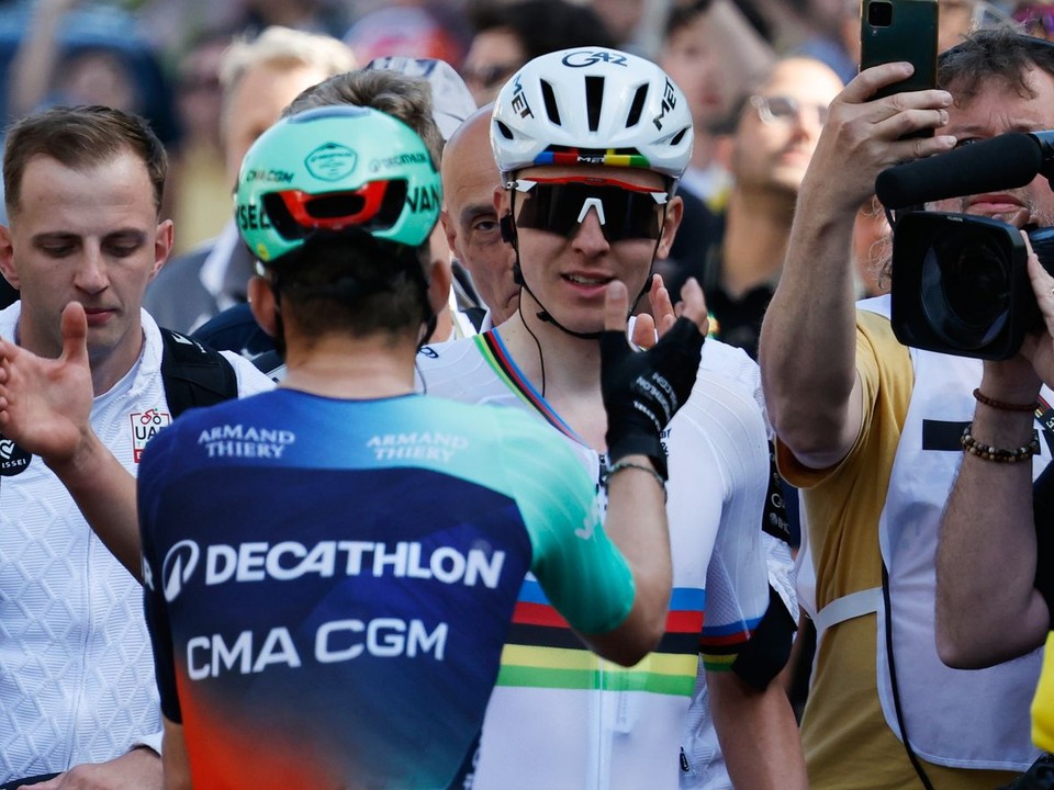 Tadej Pogačar a Paul Seixas po pretekoch Liége - Bastogne - Liége 2026.