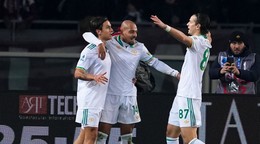 V strede Donyell Malen oslavuje gól.