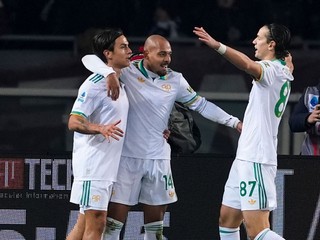 V strede Donyell Malen oslavuje gól.