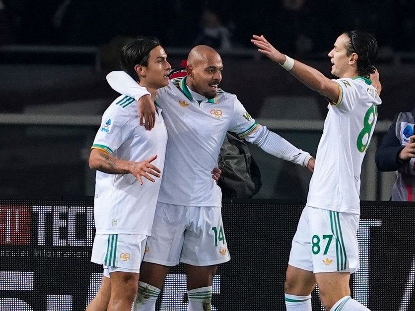 V strede Donyell Malen oslavuje gól.