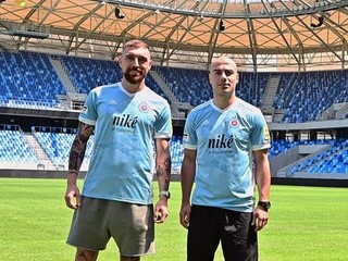 Guram Kashia a Jaba Kankava v drese Slovana Bratislava. 