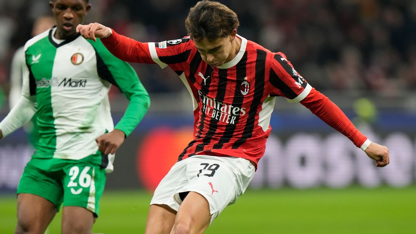 Joao Félix (vpravo) bojuje o loptu s Givairom Readom z Feyenoordu počas zápasu odvety play off o osemfinále Ligy majstrov AC Miláno - Feyenoord Rotterdam.