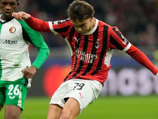 Joao Félix (vpravo) bojuje o loptu s Givairom Readom z Feyenoordu počas zápasu odvety play off o osemfinále Ligy majstrov AC Miláno - Feyenoord Rotterdam.