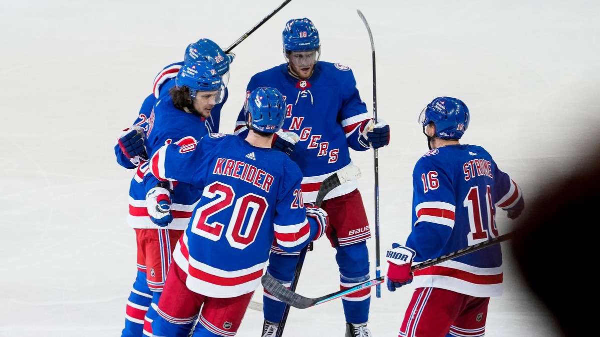 NHL VIDEO Rangers vyrovnali sériu proti Caroline vďaka výhre doma