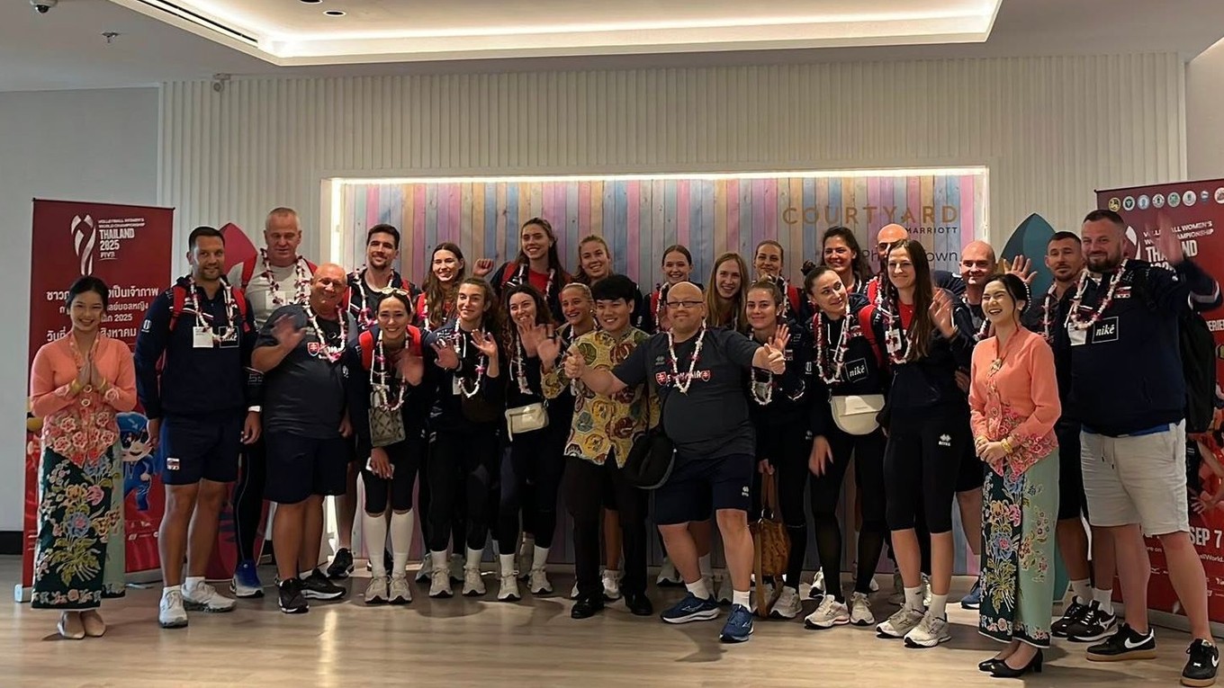 Tím Slovenska po príchode do dejiska MS vo volejbale žien 2025.