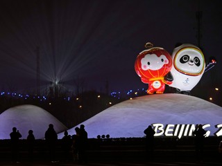 Panda Bing Dwen Dwen (vpravo) a lampión Shuey Ron Ron, ktorí sú maskotmi zimnej olympiády.