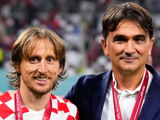 Kapitán Chorvátska Luka Modrič (vľavo) a tréner Zlatko Dalič po zisku bronzu na MS vo futbale 2022.
