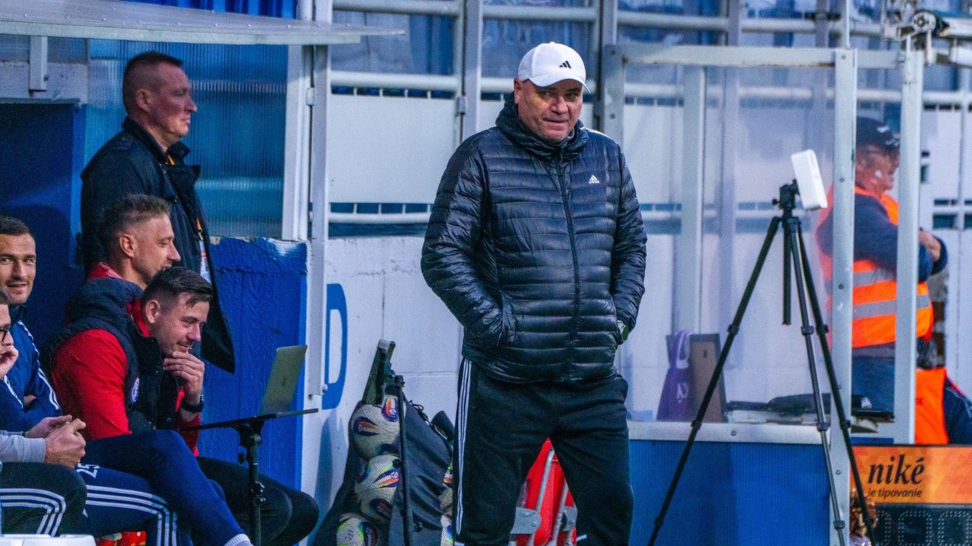 Hlavný tréner Komárna Mikuláš Radványi, na lavičke sú jeho asistenti Kornel Saláta (druhý sprava) a Ján Novota (druhý zľava).