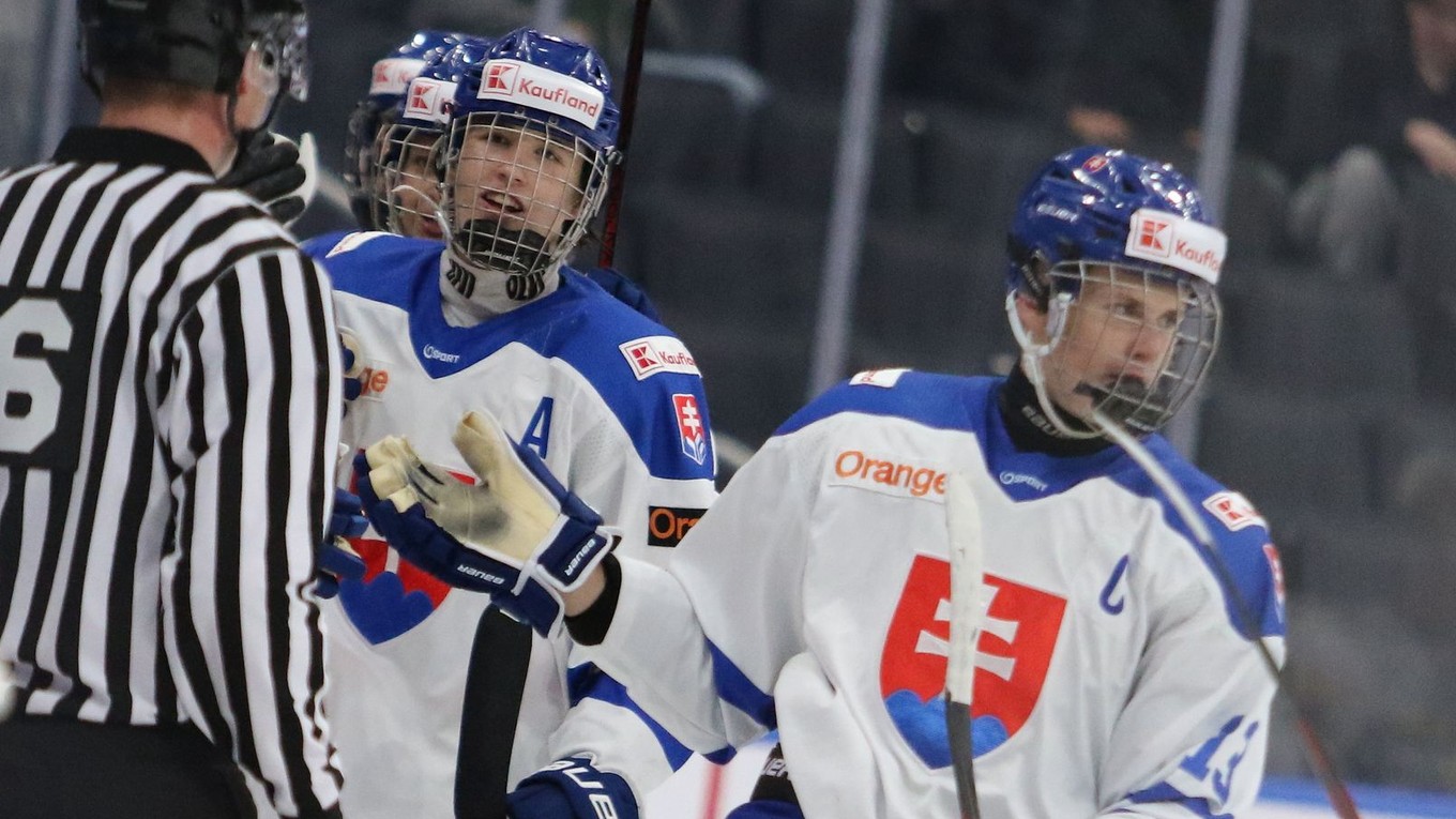 Tobias Tomík (vpravo) v zápase Slovensko U18 - Švédsko U18 na turnaji Hlinka Gretzky Cup 2024