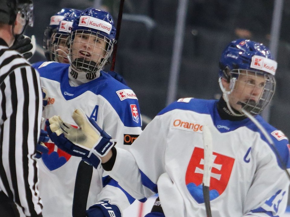 Tobias Tomík (vpravo) v zápase Slovensko U18 - Švédsko U18 na turnaji Hlinka Gretzky Cup 2024