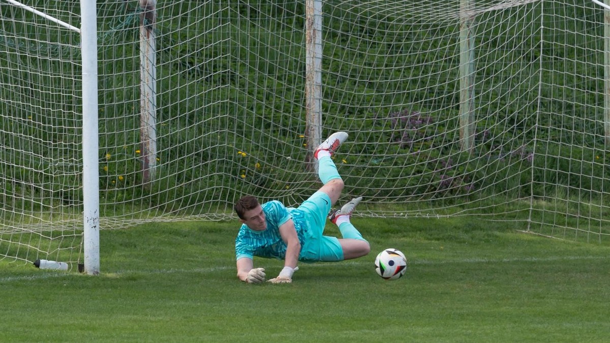 Zvažoval, že skončí s futbalom. Proti lídrovi chytil dve penalty, zarmútil aj známe meno