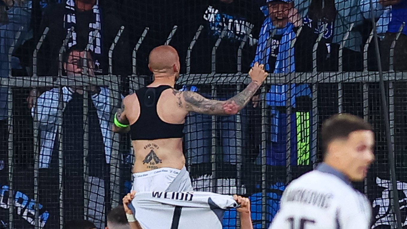 Hráči a fanúšikovia Slovana Bratislava sa radujú z gólu v zápase 6. kola nadstavbovej časti futbalovej Niké ligy v skupine o titul medzi MŠK Žilina - ŠK Slovan Bratislava.