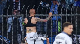 Hráči a fanúšikovia Slovana Bratislava sa radujú z gólu v zápase 6. kola nadstavbovej časti futbalovej Niké ligy v skupine o titul medzi MŠK Žilina - ŠK Slovan Bratislava.