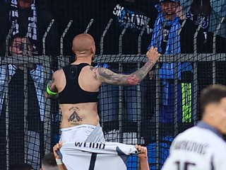 Hráči a fanúšikovia Slovana Bratislava sa radujú z gólu v zápase 6. kola nadstavbovej časti futbalovej Niké ligy v skupine o titul medzi MŠK Žilina - ŠK Slovan Bratislava.