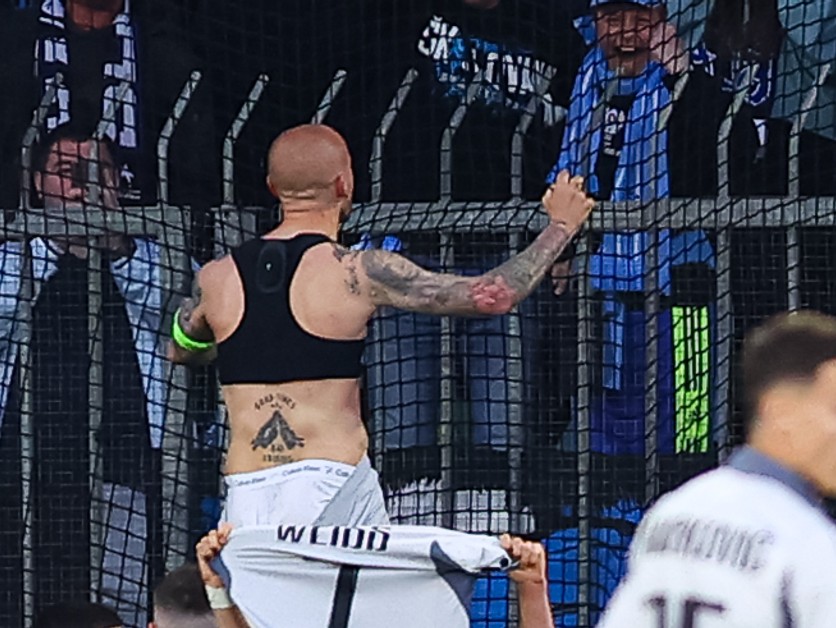 Hráči a fanúšikovia Slovana Bratislava sa radujú z gólu v zápase 6. kola nadstavbovej časti futbalovej Niké ligy v skupine o titul medzi MŠK Žilina - ŠK Slovan Bratislava.