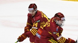 Brett Stapley (vpravo) a Andrej Krajčovič v drese HK Dukla Trenčín.