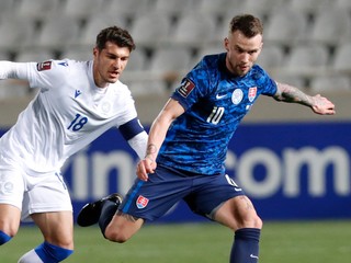 Albert Rusnák (vpravo) v zápase proti futbalistom Cypru. 