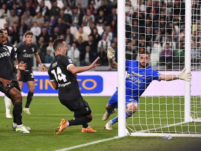 Gól Arkadiusza Milika rozhodol o tesnom víťazstve Juventusu.