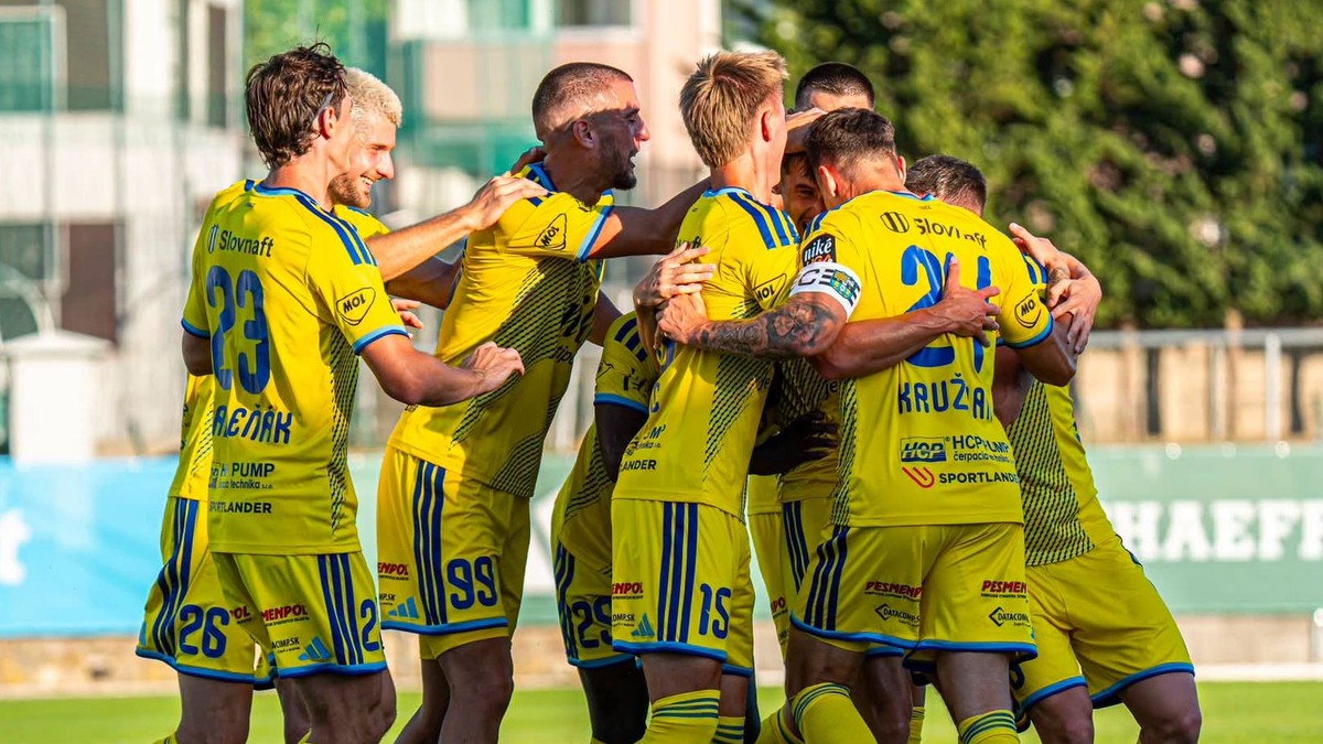 Futbalisti FC Košice oslavujú gól proti MFK Skalica.