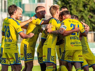Futbalisti FC Košice oslavujú gól proti MFK Skalica.