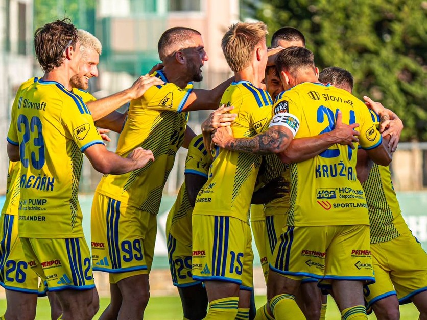 Futbalisti FC Košice oslavujú gól proti MFK Skalica.