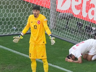 Brankár Altay Bayindir a Zeki Celik po vlastnom góle v zápase Portugalsko - Turecko. 