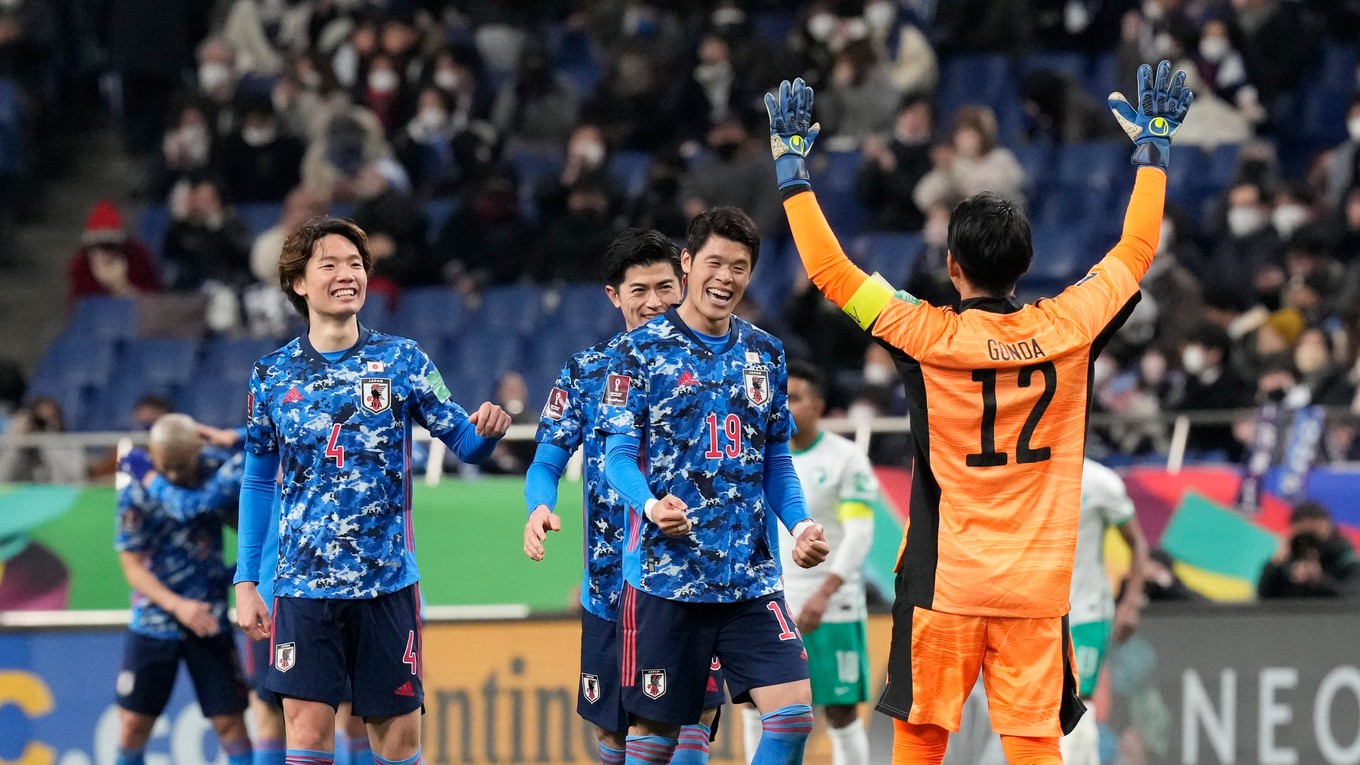 Brankár Japonska Shuichi Gonda (vpravo) oslavuje so spoluhráčmi: Kou Itakura (vľavo) a Hiroki Sakai.