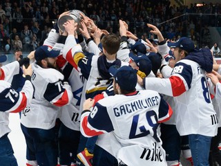 Hokejisti HC Slovan Bratislava oslavujú majstrovský titul v Tipos extralige.