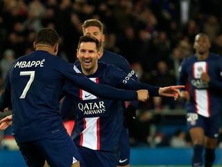 Lionel Messi a Kylian Mbappé sa tešia po strelenom góle.