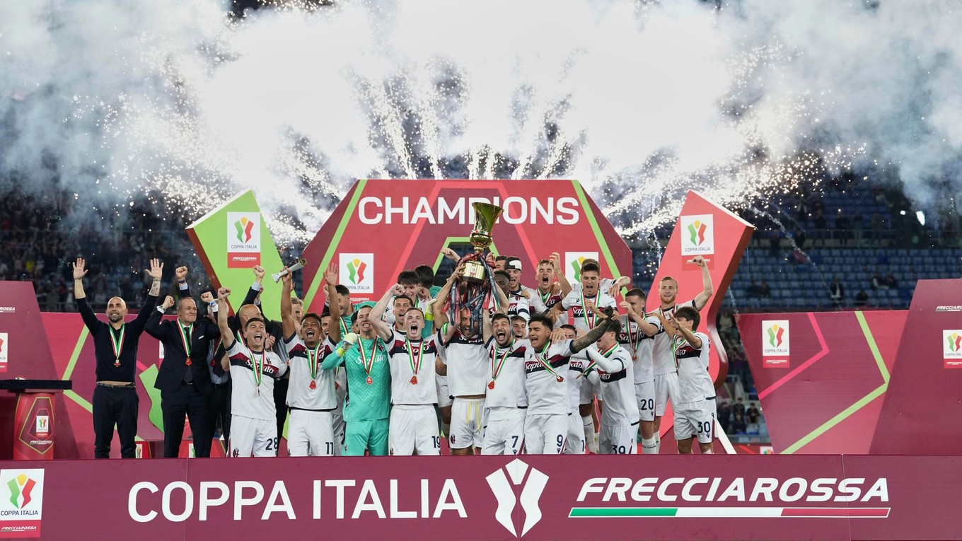 Futbalisti FC Bologna oslavujú s trofejou po výhre vo finále Talianskeho pohára
