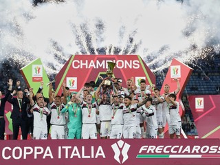Futbalisti FC Bologna oslavujú s trofejou po výhre vo finále Talianskeho pohára