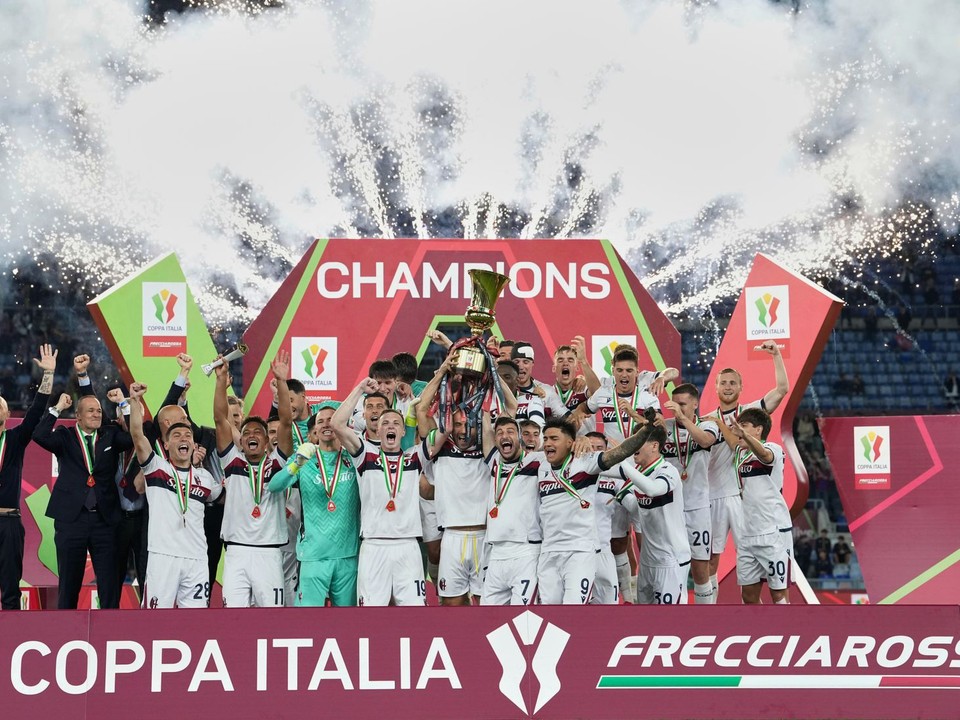 Futbalisti FC Bologna oslavujú s trofejou po výhre vo finále Talianskeho pohára