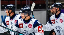 Hokejisti HK Nitra oslavujú gól.