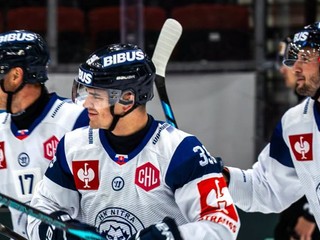 Hokejisti HK Nitra oslavujú gól.