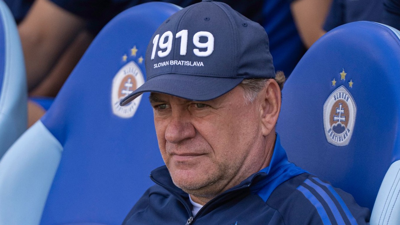 Na snímke tréner Slovana Vladimír Weiss st. počas prípravného zápasu medzi ŠK Slovan Bratislava - FC Midtjylland.