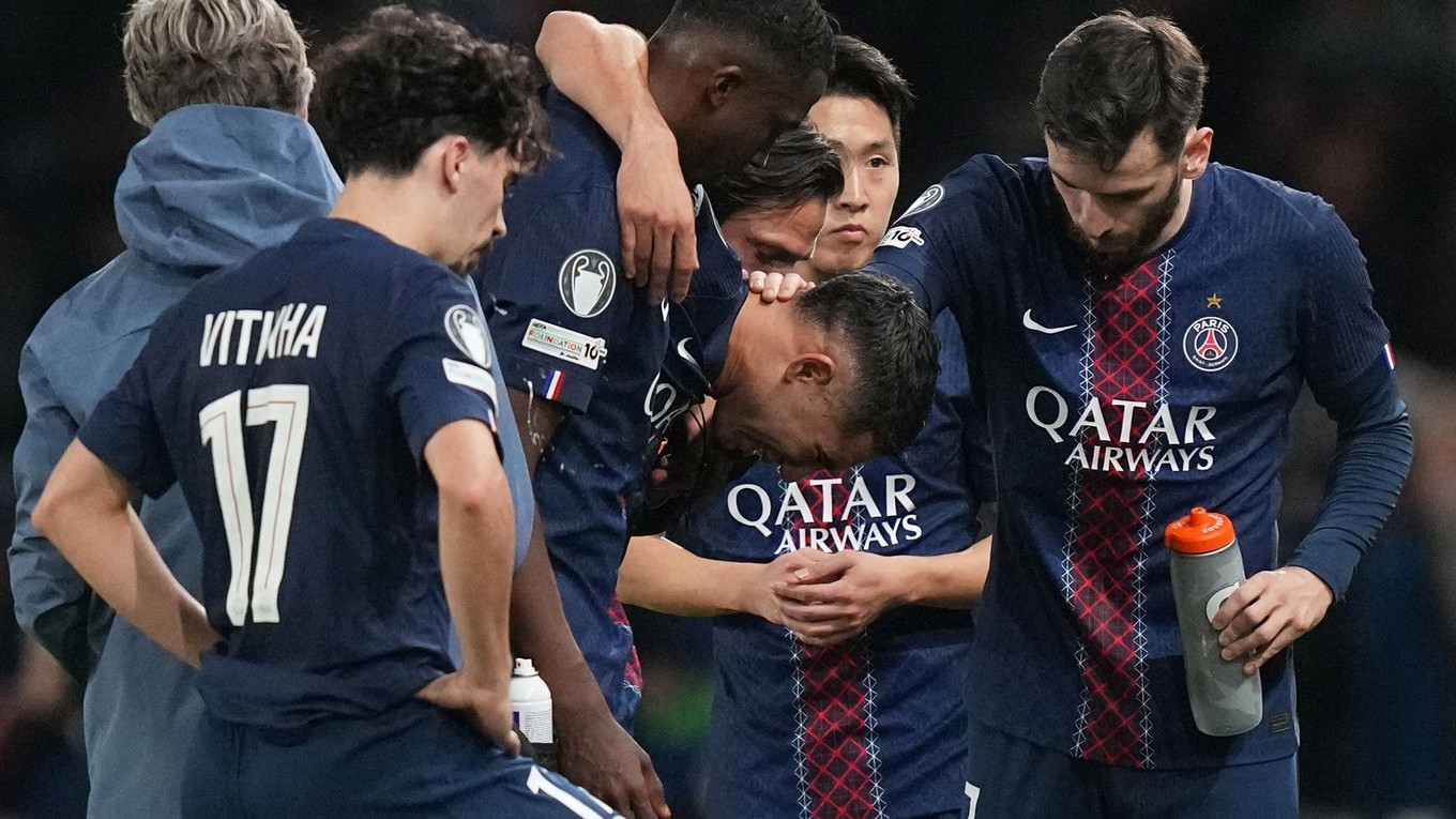 V strede snímky zranenný Achraf Hakimi.